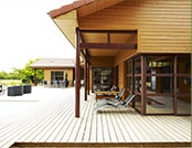 Maison à ossature bois moderne avec une grande terrasse en bois